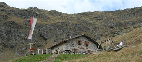 Hiking in Tyrol: a authentic full immersion in the not touristy Alps