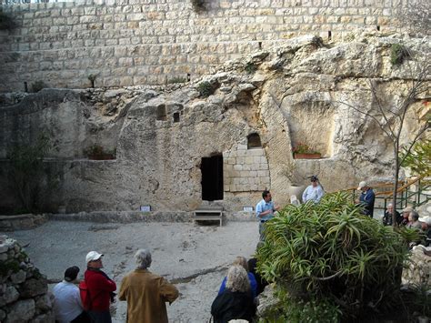 The Garden Tomb in Jerusalem next to the Hill of Golgotha. | Holy land ...