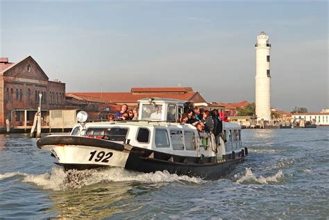 Un vaporetto devant le phare de l'île de Murano (lagune de… | Flickr