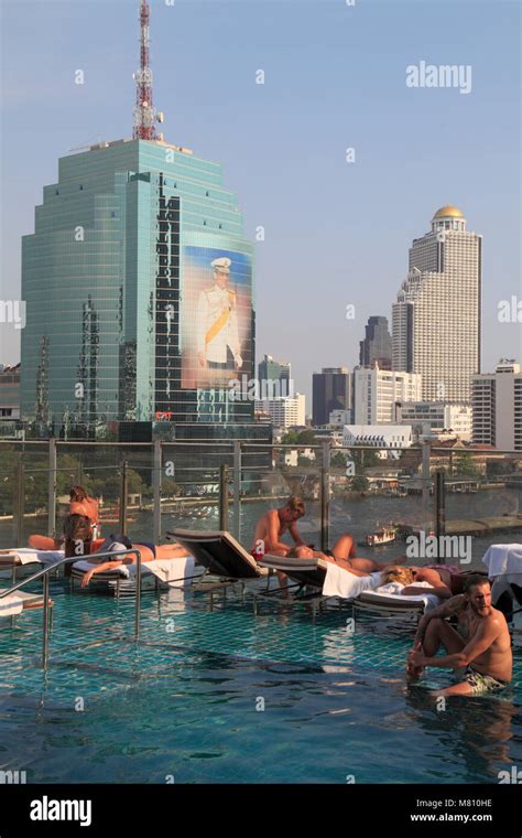 Thailand; Bangkok; Millennium Hilton Hotel, pool, skyline Stock Photo - Alamy