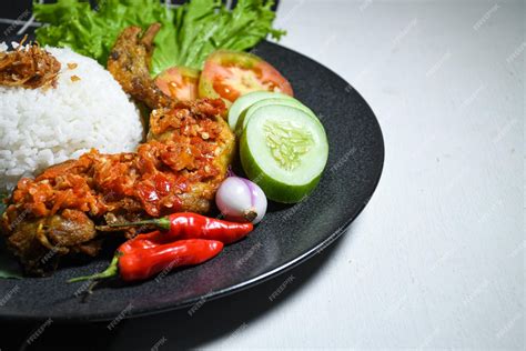 Premium Photo | Ayam geprek sambal indonesian food or geprek fried chicken with sambal hot chili ...