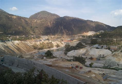 Dumping on the banks of the Alaknanda river at Srinagar Dam site (Photo ...