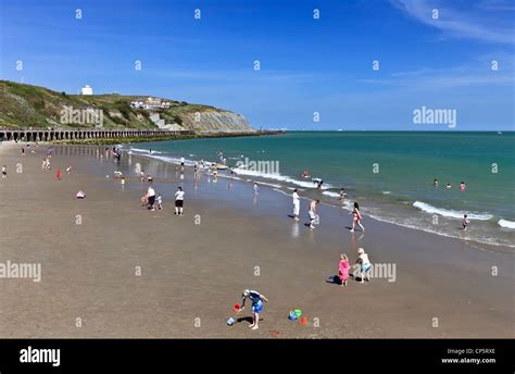 Beach folkestone hi-res stock photography and images - Alamy