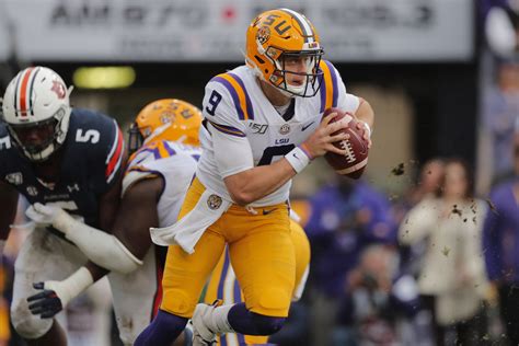 Burrow's 321 yards helps No. 2 LSU down No. 9 Auburn, 23-20