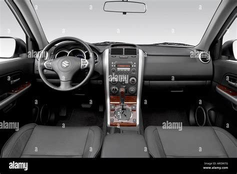 2007 Suzuki Grand Vitara Luxury in Silver - Dashboard, center console ...