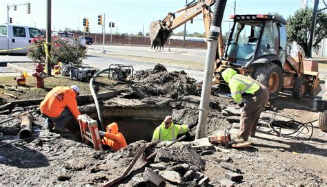 Workers continue water main break repair in Wood River