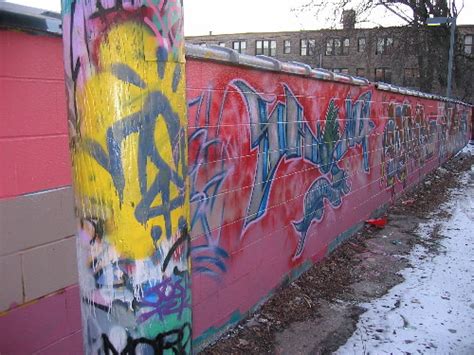 Alleyway Graffiti | This alley, a stone's throw from my apar… | Flickr