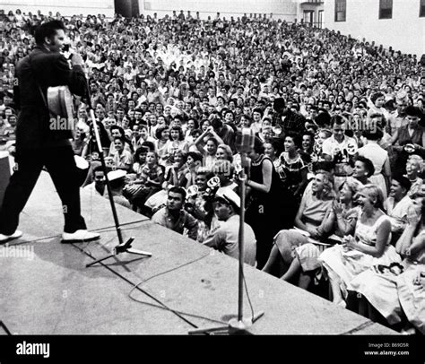 Elvis presley 1950s hi-res stock photography and images - Alamy