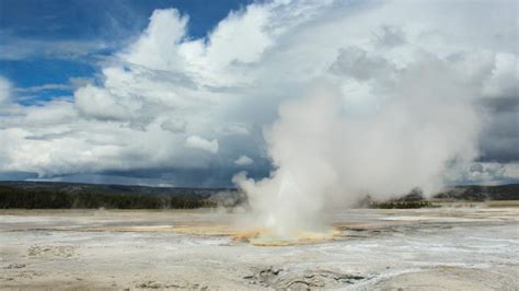 Yellowstone geyser breaks record for most eruptions in a year • Earth.com