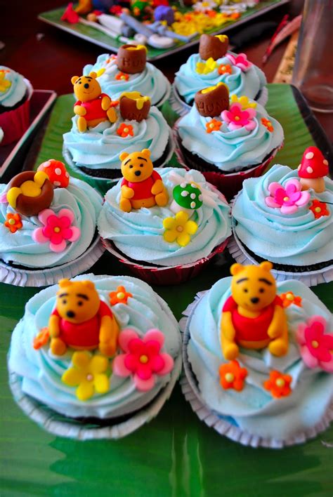 Mackie tries blogging: Pooh bear cake and cupcakes