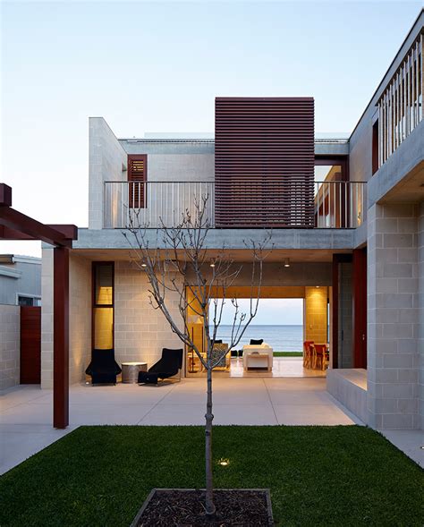 porebski architects adapts the block house to pearl beach in australia