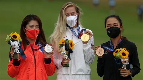 Tokyo: Nelly Korda hoists women's golf gold medal | NBC Olympics