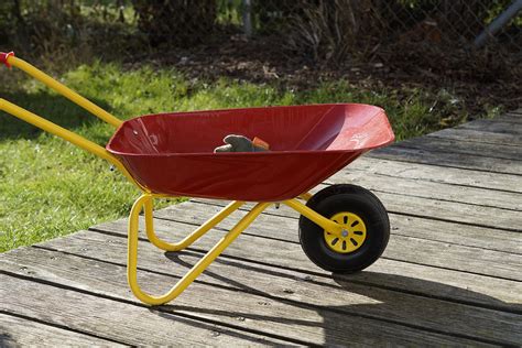 Tips on Maintaining Your Gardening Wheelbarrow - Every Day Home & Garden