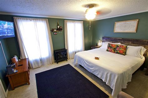 Clay Corner Inn - Downtown Blacksburg, VA Bed & Breakfast Lodging