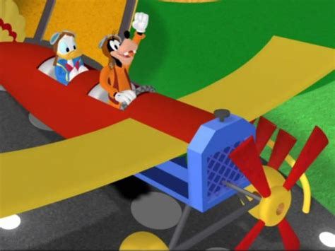 Watch: Doing 15 loop the loops in an airplane | Mickey Mouse Clubhouse