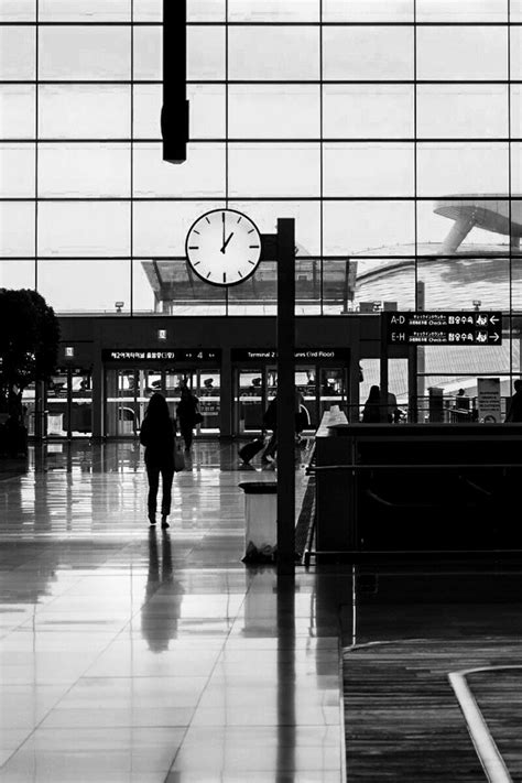 Street Photography at airports [Inspiration + 7 tips]