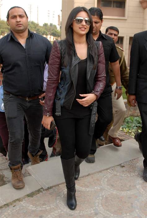 Parineeti Chopra promotes Hasee Toh Phasee at Noida school - Bollywood Garam