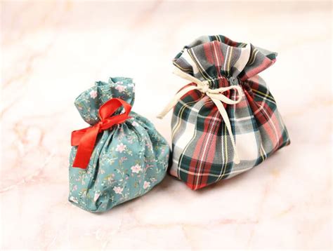 DIY Fabric Gift Bag / How To Make A Cloth Gift Bag ⋆ Hello Sewing