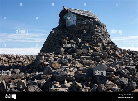 Ben Nevis summit, observatory tower emergency shelter , near Fort Stock Photo: 63963908 - Alamy