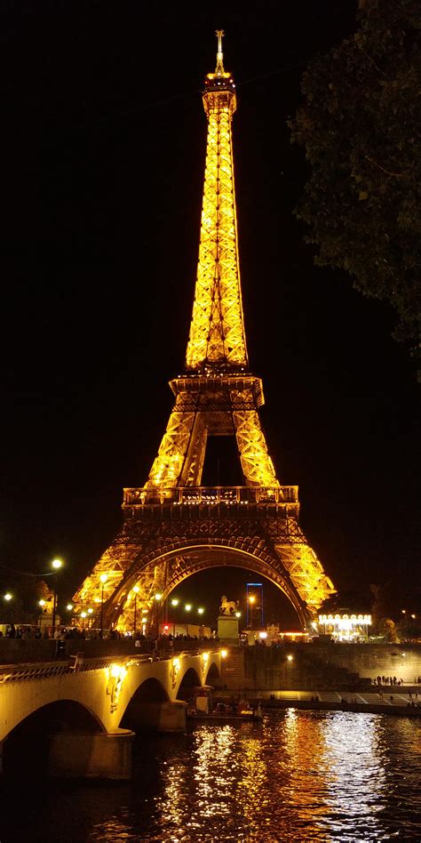 A picture of the Eiffel tower captured on the stock V30 camera : r/lgv30