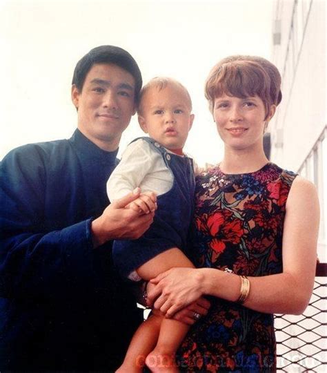 26 Fascinating Vintage Color Photographs of Bruce Lee With His Family ...