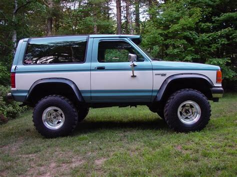 1989 Ford bronco II. 4-inch lift, Bushwacker fender flares, and 33-inch tires. | Ford bronco ...