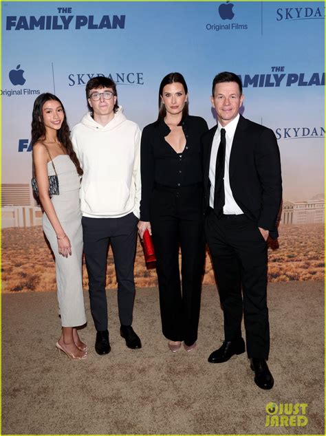 Mark Wahlberg Brings His Family to Vegas for 'Family Plan' Premiere ...