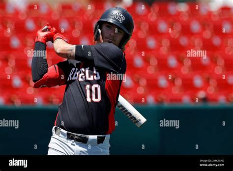 UNLV's Bryson Stott (10) takes a practice swing during an UNLV at ...