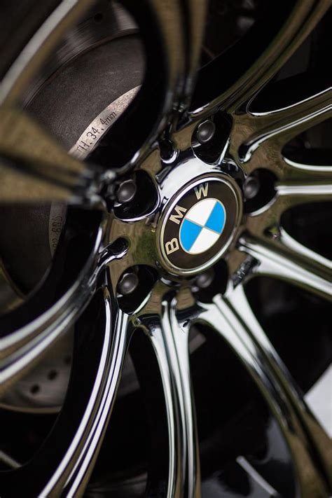 BMW Logo - Badge - Emblem on M5 Black Chrome Wheels | Autos y ...