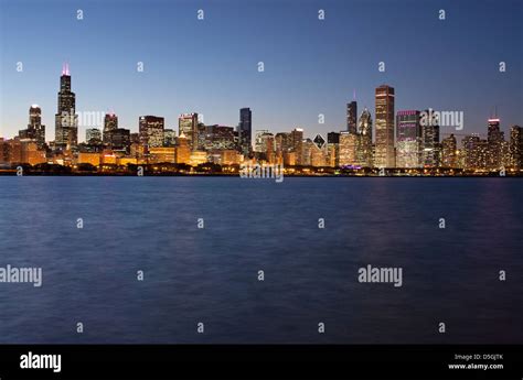 LAKE SHORE SKYLINE DOWNTOWN CHICAGO ILLINOIS USA Stock Photo - Alamy