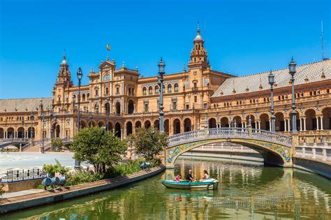 La Plaza de España, un símbolo de la unión de naciones en Sevilla