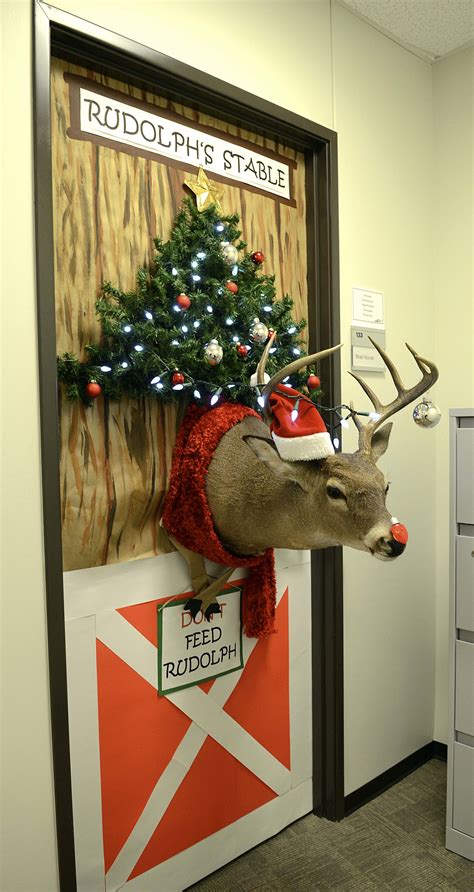 10 Attractive Office Door Christmas Decorating Ideas 2024