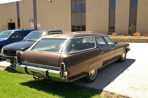 OLD PARKED CARS.: 1973 Oldsmobile Custom Cruiser.