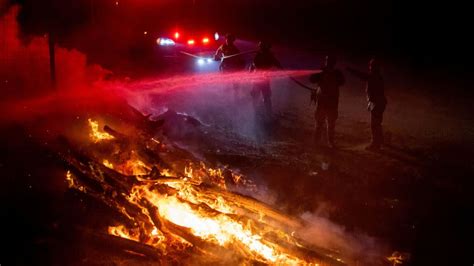 Thousands flee Highland Fire in California as hot and dry Santa Ana ...