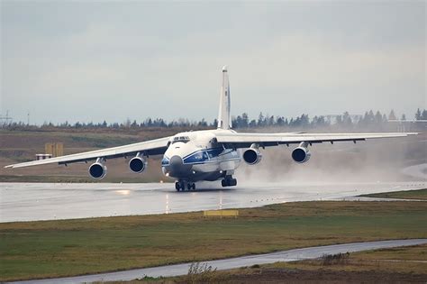 Planeshots - Antonov An-124-100 landing with a strong corsswind