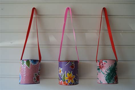 DIY hanging baskets made from a large can with oilcloth Diy Hanging ...