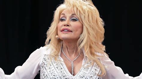 Dolly Parton asks for statue plans to go on hold - BBC News