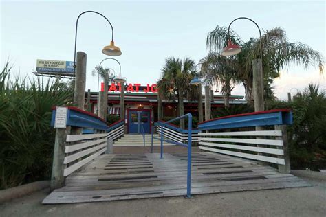 Tilman Fertitta wins Joe's Crab Shack in bankruptcy court