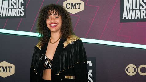 Austin's Jackie Venson slays alongside Alanis Morisette at CMT Awards