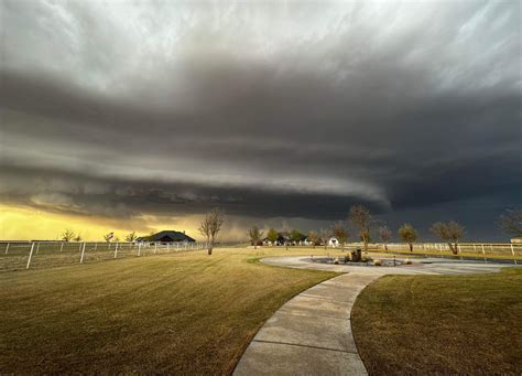 Easter Sunday thunderstorms brings swaths of accumulating hail (9 April ...