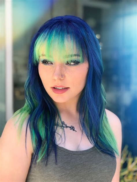 Blue and green hair | Haarfarben ideen, Grüne haare, Haarfrisuren