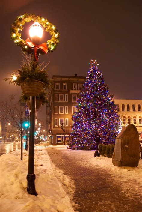 Main Street Christmas | Christmas Tree in Town Square, Racin… | Flickr