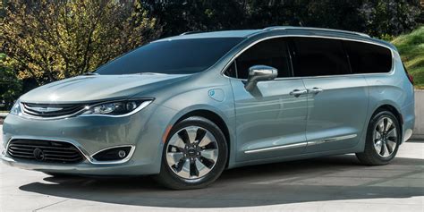 Chrysler Pacifica hybrid minivan deliveries to start