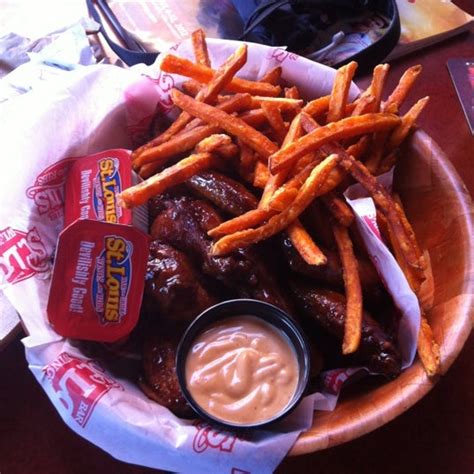 St. Louis Bar and Grill - Wings Joint in Toronto