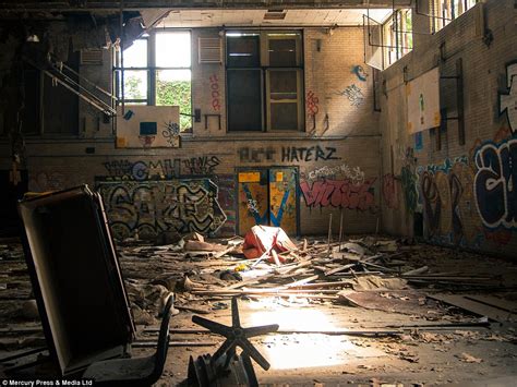 Eerie pictures reveal interior of abandoned Cleveland school | Daily Mail Online