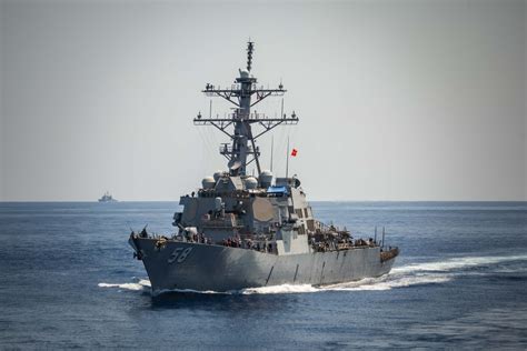 DVIDS - Images - USS Carney (DDG 64) Conducts RAS with USNS John Lenthall (T-AO 189) [Image 3 of 7]