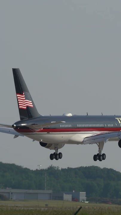 Trump 757 landing in Cleveland - YouTube