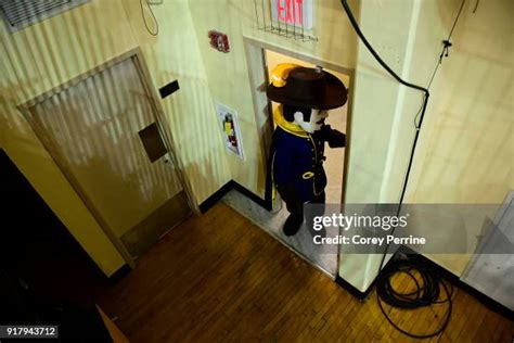 La Salle Explorers Mascot Photos and Premium High Res Pictures - Getty ...