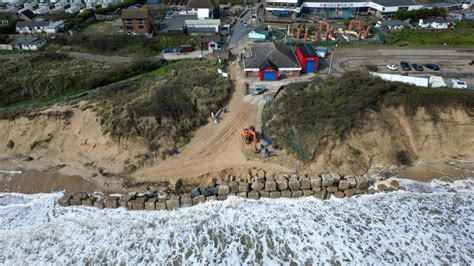 Hemsby erosion: 'I knew it would happen but not this quickly' - BBC News