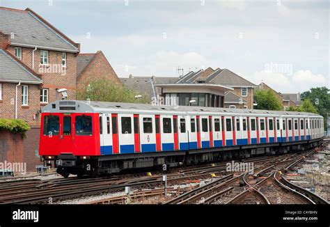 London overground line hi-res stock photography and images - Alamy